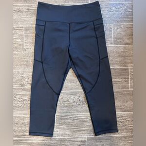 ZYIA Active Black pocket light n tight capri leggings size women 8-10